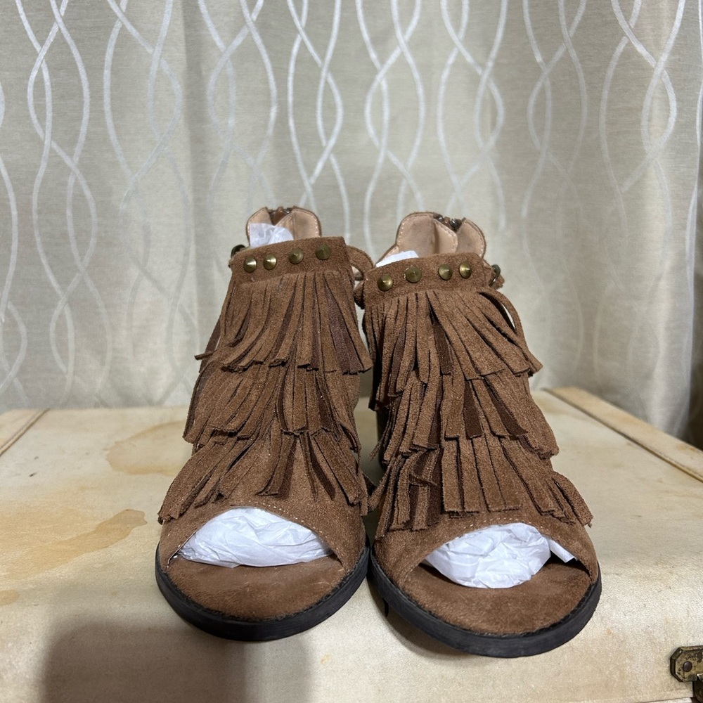 Boho Brown Fringe Matisse “Coconuts” Block Heel Sandals Brass Findings Buckles
